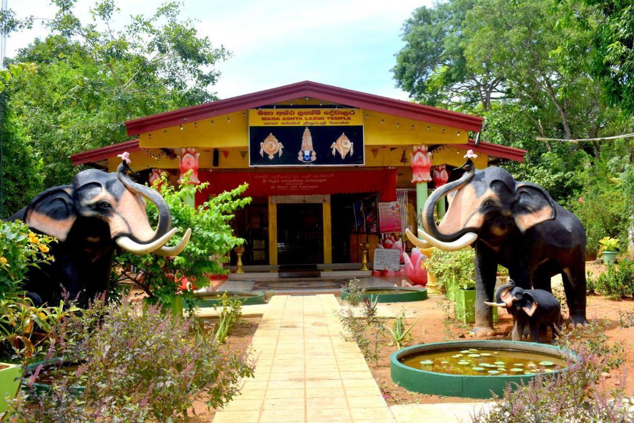 Sri Mayura Holiday Resort Kataragama Exterior photo